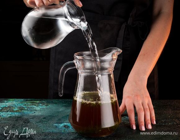 Добавьте минеральную воду.