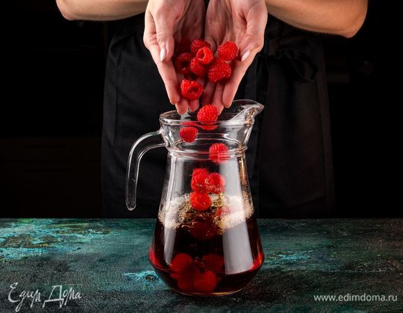 Малину хорошо промыть и добавить в охлажденный чай, добавить минеральную воду.