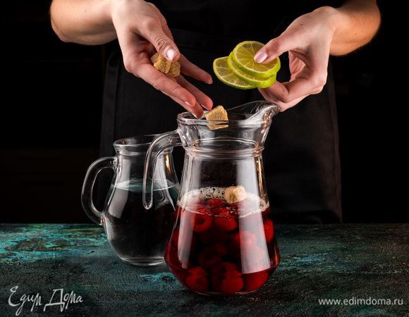 Лайм нарежьте кружочками и добавьте в кувшин, по вкусу положите сахар. 