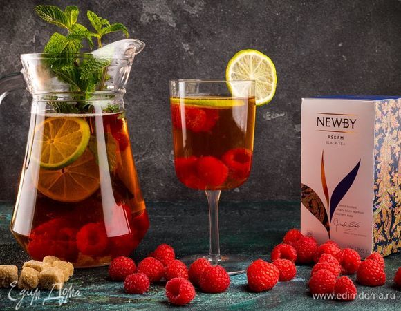 Украсьте освежающий напиток листиками мяты.