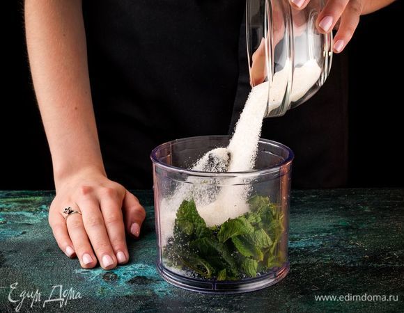 Приготовьте мятный сахар, который вы сможете добавлять в чай. Для этого тщательно промойте и высушите веточки мяты, оборвите листья и измельчите в блендере со 150 г сахара до однородной кашицы.