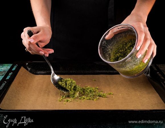 Переложите сахар тонким слоем на застеленный бумагой для выпечки противень. Поместите противень в духовку при 80°С на 30 минут и оставьте дверцу приоткрытой. Готовый сахар храните в стерилизованной сухой баночке.