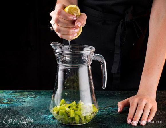 Киви нарежьте кубиками и переложите в кувшин. Сверху на киви выжмите лимонный сок.