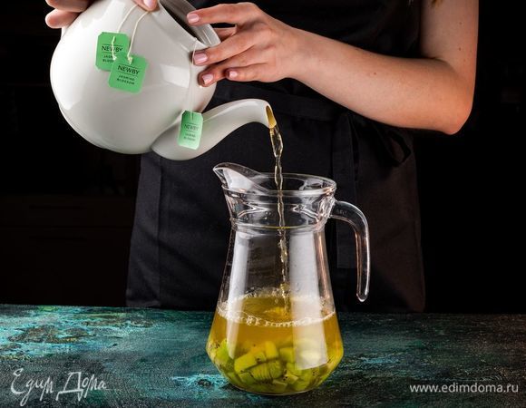 Добавьте в кувшин охлажденный чай.