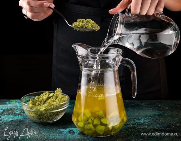 Долейте минеральной воды, положите мятный сахар по вкусу и дайте напитку настояться 30 минут. 