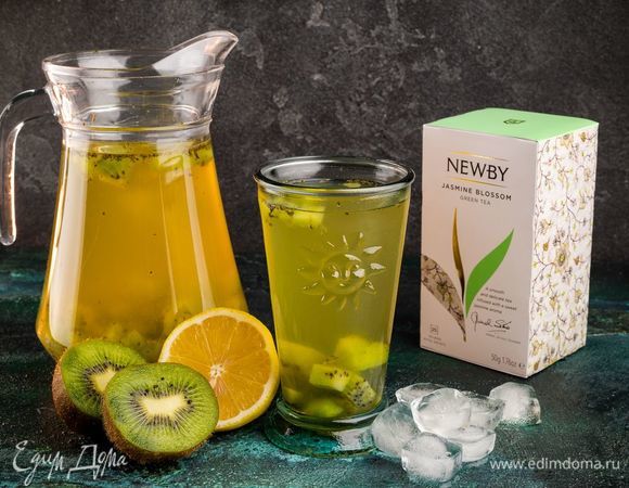 На дно стаканов положите лед, а сверху налейте ароматный витаминный чай.