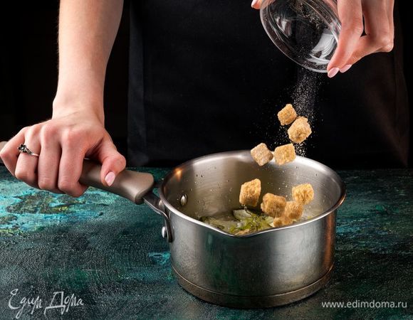 Добавьте холодную воду, сок лайма и сахар. Вскипятите, выключите огонь и оставьте на плите без крышки на 15 минут, затем выньте цедру.