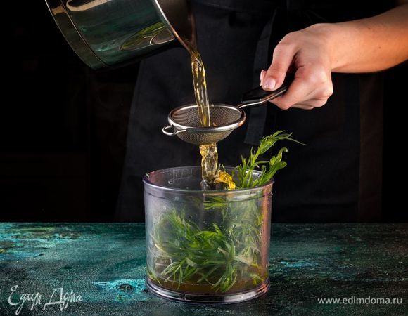 В чашу блендера положить тархун, процедить лаймовый сироп и перемешайте. После остудите.