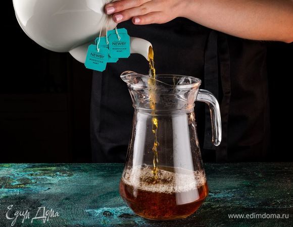 Добавьте в кувшин чай, сироп, все хорошо перемешайте. 