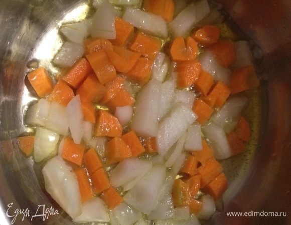 Морковь и лук нарезать небольшими кусочками. Так как мы будем делать суп-пюре, то размер и форма нарезанных овощей не имеет значения. Разогреть оливковое масло в сотейнике, добавить овощи и пассеровать до мягкости.
