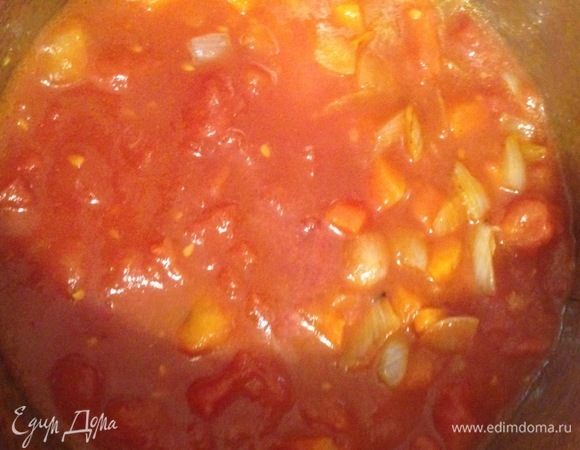 Добавить томаты в собственном соку и готовить на слабом огне под крышкой 15-20 минут. За 5 минут до окончания приготовления приправить солью и перцем.