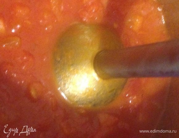 При помощи блендера пробить суп до состояния гладкого эластичного пюре.