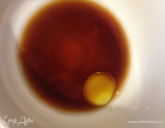 Смешать все ингредиенты для глазури: соевый соус, лимонный сок, острый соус (у меня Табаско), кунжутное масло, горчицу и сахар.