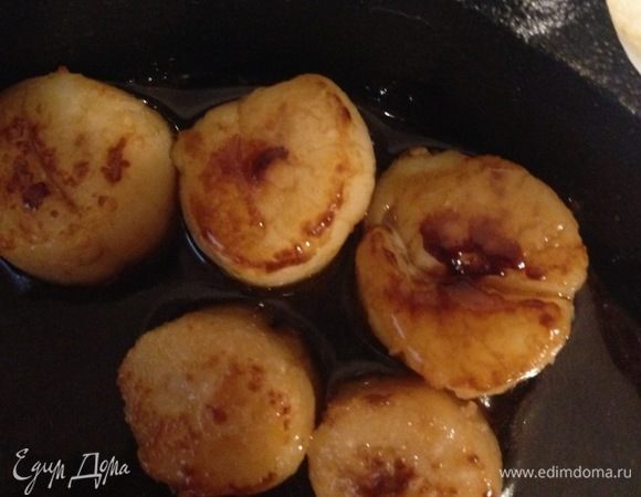 Вернуть гребешки в сковороду и аккуратно обвалять в глазури. Налить суп в тарелку, сверху выложить гребешки. Можно добавить немного кинзы по желанию. В качестве дополнения можно сбрызнуть суп бальзамиком. Есть с удовольствием!