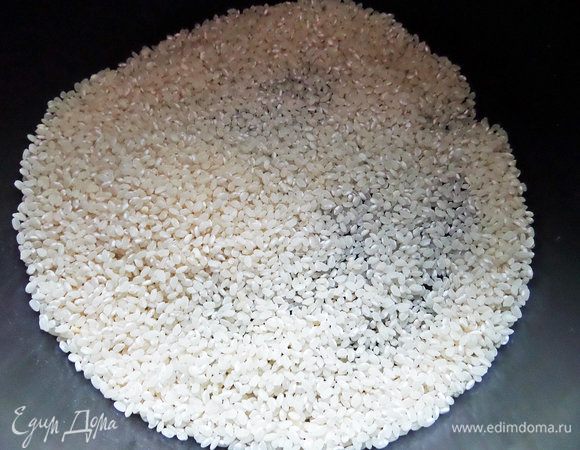 Рис насыпала в чашу мультиварки примерное количество. 