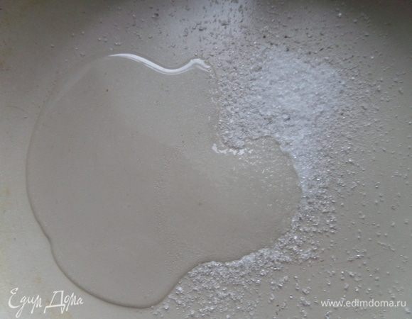 Чтобы рис не был пресным, воспользуюсь советом: нагреть в сковороде уксус, сахар и соль до полного растворения и вылить в рис.