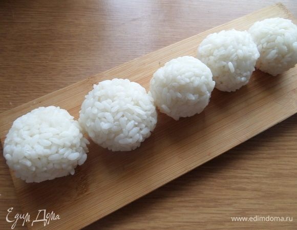 Итак, пока рис теплый, лепим шарики. Примерно 40 г готового риса ушло на каждый шарик.