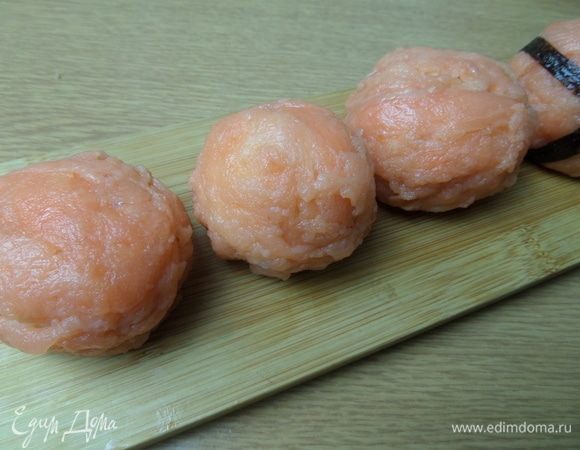 Рыбка, конечно, заранее засолена, в нее можно добавить немного перчика.