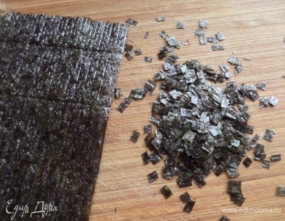 Для оформления нарезать листы нори.