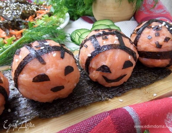 Подаем на закуску на дощечке. В Японии их подают к зеленому чаю.