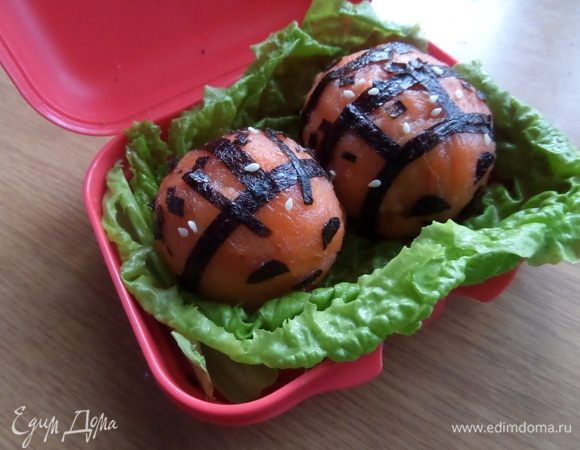 Такую закуску дают японским детям в школу. Я же обычно беру на работу в этой коробочке нарезанные на дольки яблоки, сыр, выпечку. На этот раз взяла еду по-японски )))