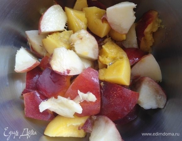 Персики хорошо вымыть, вынуть косточки и нарезать кубиками. 