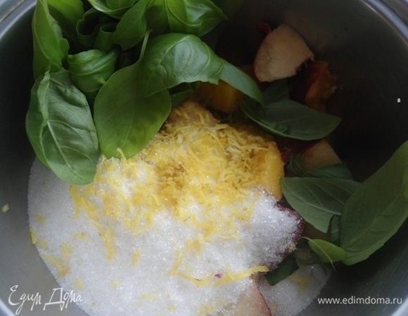 В кастрюлю сложить персики, сахар, цедру лимона, листики базилика.