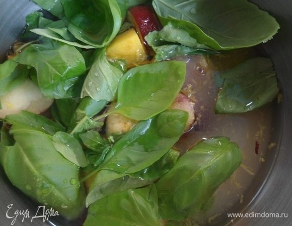 Залить чистой питьевой водой и поставить на огонь. После закипания убавить и варить до размягчения персиков, у меня ушло 7 минут. 