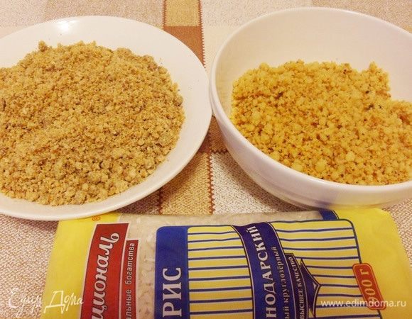 На фото: слева — магазинный корт, а справа — собственного производства. Мой корт немного светлее и комочки покрупнее. Комочки можно измельчить в мясорубке или при помощи блендера в измельчителе. Если собираетесь печь губадию в ближайшее время, то корт можно переложить в банку и несколько дней хранить в холодильнике. Для более длительного хранения необходимо пересыпать корт в контейнер и убрать в морозилку.