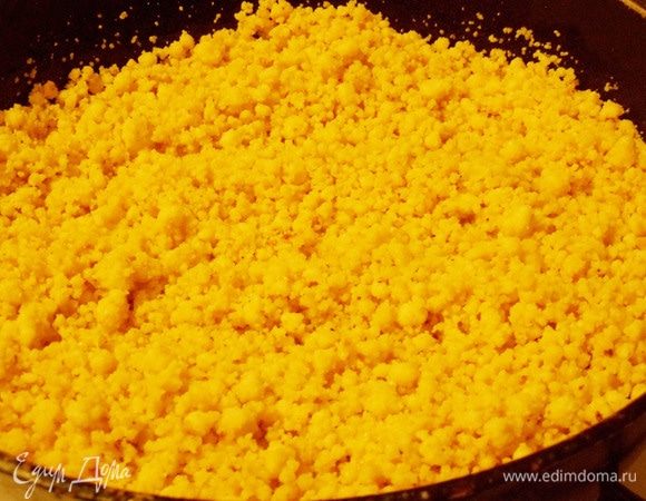 У меня получилось 280 г готового корта. Времени на его приготовление ушло более 3 (!!!) часов. Личные впечатления от приготовления корта — процесс длительный и трудоемкий. Этим, наверное, объясняется высокая цена корта. Процесс можно ускорить, если использовать домашнее (фермерское) молоко и катык. Начинать варить корт в кастрюле с толстым дном, как только смесь разделится на сыворотку и творог, очень осторожно переложить творог шумовкой (половником) в широкую сковороду, добавить сыворотки столько, чтобы она только покрывала творог, и продолжать варить (жарить) до приобретения творогом бежево-топленого цвета. Ненатуральные продукты и продукты с низким содержанием жира брать не стоит, корт из них получается жестким и невкусным.