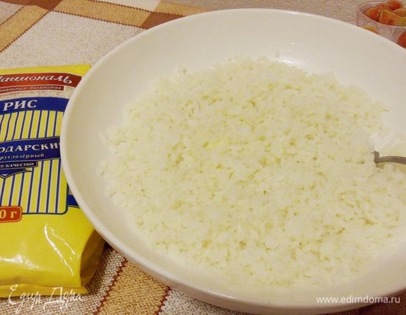 Сваренный рис переложить в неглубокую миску, добавить ложку растопленного сливочного масла и перемешать. Рассыпчатый отварной рис для начинки готов.