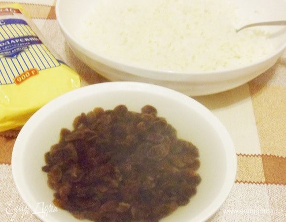 Изюм перебрать, промыть, залить кипятком на 10 минут, чтобы распарился. Затем слить воду, а изюм подсушить на кухонном полотенце.