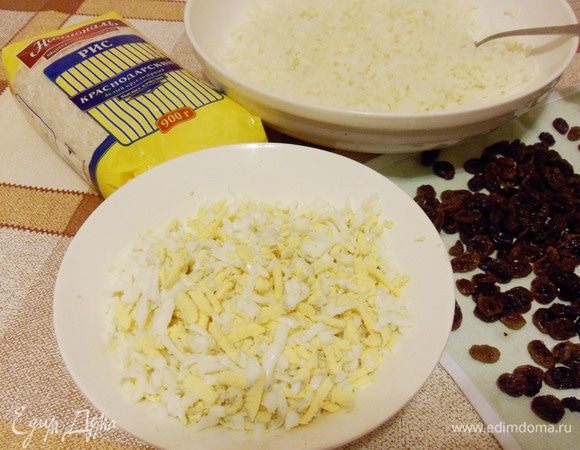 Яйца отварить, остудить и натереть на крупной терке.