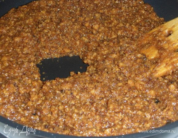 Для придания корту оригинального карамельно-сливочного вкуса необходимо к сухому корту (400 г) добавить сахар (100 г), молоко (100 мл), растопленное сливочное масло (50 г), все перемешать и проварить на слабом огне 10-15 мин. до образования однородной кашицы. Массу (ее еще называют «мягкий корт») охладить. 