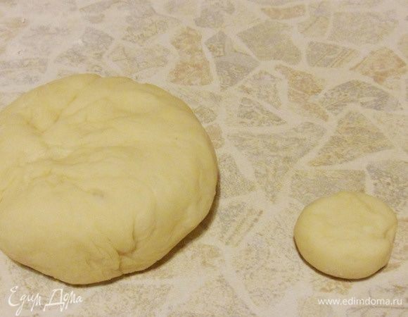 Тесто разделить на 12 частей. По весу теста около 90 г.  Взять одну часть теста. Отделить от нее маленький кусочек.