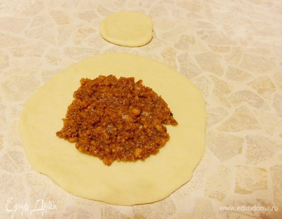 На середину большого круга выложить 2 столовые ложки корта.