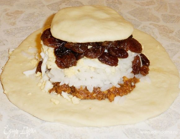 Маленькую часть теста (крышечку) положить поверх начинки. Поднять снизу края теста и соединить их по кругу с крышечкой. 