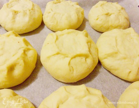 У меня получилось 12 губадий. Сформированные губадии выложить на противень, застеленный бумагой для выпечки. Выпекать в предварительно разогретой до 200°С духовке около 30 минут.  