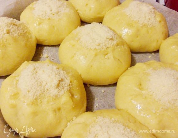 Для того, чтобы мучная крошка после выпечки осталась белой и красивой, ее нужно положить на крышечку (предварительно смазав ее и всю губадию растительным маслом, чтобы крошка не осыпалась) за 10 минут до готовности выпечки.