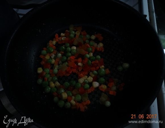 Все овощи подготовить к обжарке. Можно взять мексиканскую замороженную смесь на ваш вкус, а также можно добавить стручки зеленой фасоли по вкусу. Овощи обжарить на оливковом или подсолнечном масле.