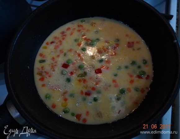 Добавить омлет к овощам и жарить 5 мин. Края подхватывайте, чтобы омлет схватился. В конце можно украсить сыром.