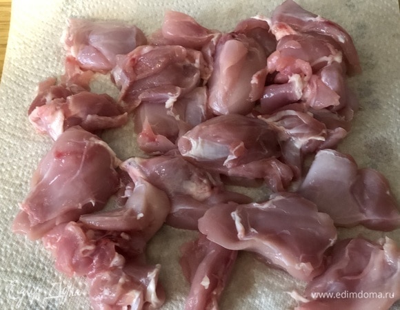 Разрезать кролика приблизительно на 8 частей (так рекомендует автор, так как в оригинальном рецепте используется одна целая тушка кролика). Я же использовала очень нежное филе весом около 500 г, поэтому уменьшила все указанные ингредиенты в половину.