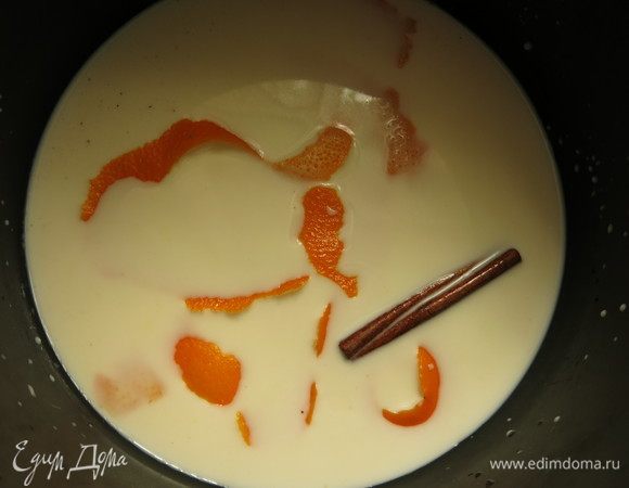 Отвариваем рис в молоке с сахаром, палочкой корицы и шкуркой апельсина. Целый апельсин использовать в этом рецепте не будем. Цедру надо срезать так, чтобы белая часть осталась на фрукте.