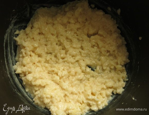 Варила рис в мультиварке-скороварке 5 минут. После этого выдерживала еще на режиме «Подогрев» для выпаривания молока.