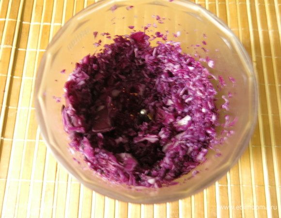 Измельчаем краснокочанную капусту.
