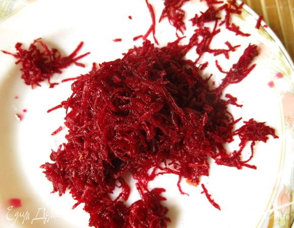 Натираем свеклу небольшую.