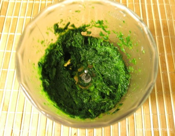 Отвариваем шпинат 5-7 минут в кипящей воде, кладем в холодную воду, отжимаем тщательно и измельчаем.