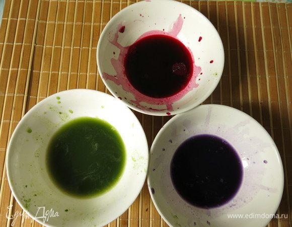 Отжимаем сок из каждого компонента. Проводим операцию аккуратно, сок моментально все окрашивает.