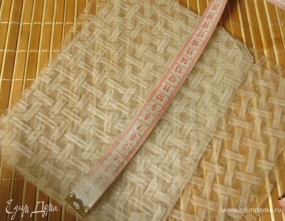 Вырезаем из рисовой бумаги прямоугольники размером 18,5-19,5 см на 11,5 см.