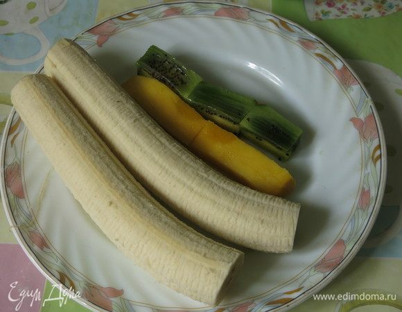 Нарезаем фрукты. Бананы надо выбирать не очень спелые, длинные и прямые. Готовила дважды, в первый раз намучилась с этим фруктом, слишком спелый банан ломался. Бананы поливаем соком лимона.